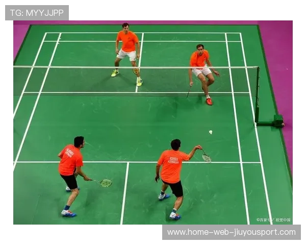 羽毛球双打配合眼神绝了：细节展现默契的秘密武器